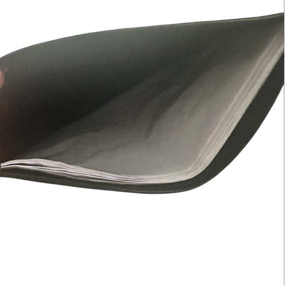 Chanel Beauté Black Pouch NWB - Picture 3 of 3